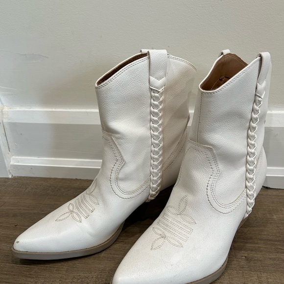 White cowboy boots - Picture 2 of 4